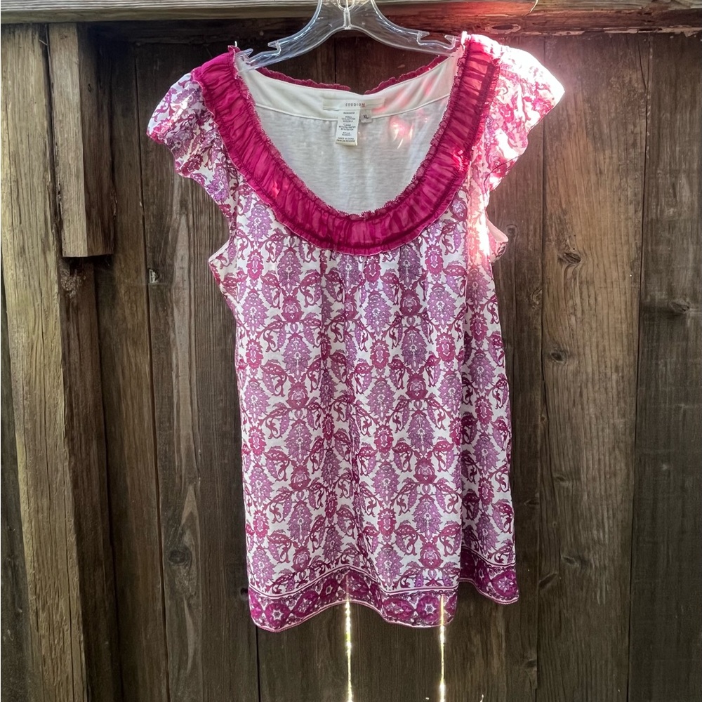 Studio M woman's sleeveless top.Size (XL).
Cotton silk blend Indian print.